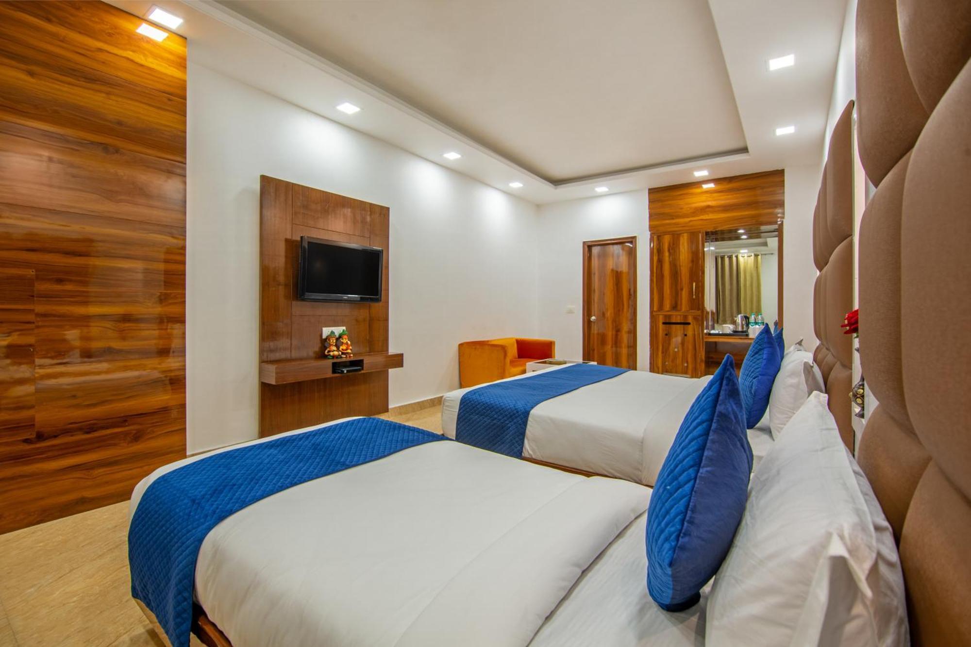 Rahul Palace By Golden Tree Near Metro Station And Ajmal Khan Market Nova Deli Exterior foto