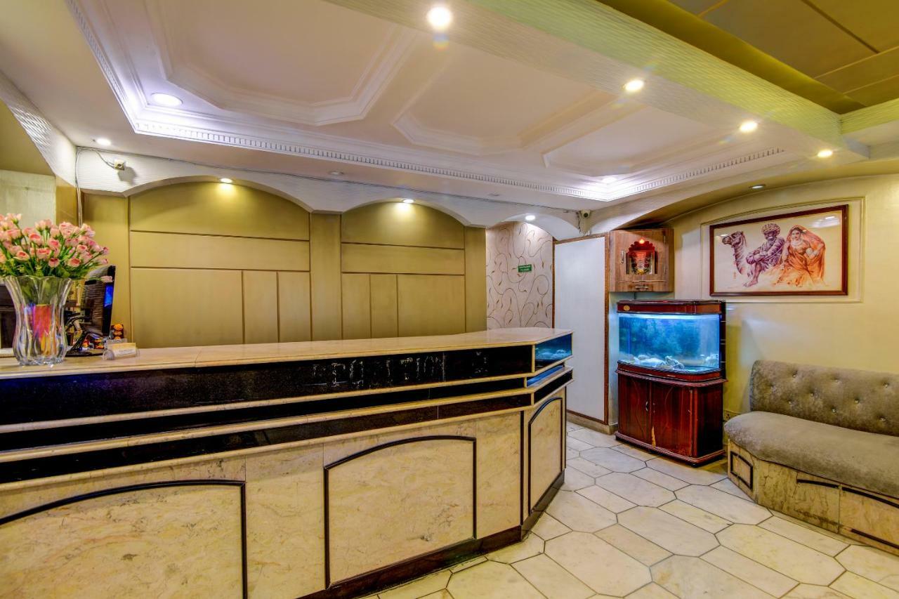 Rahul Palace By Golden Tree Near Metro Station And Ajmal Khan Market Nova Deli Exterior foto