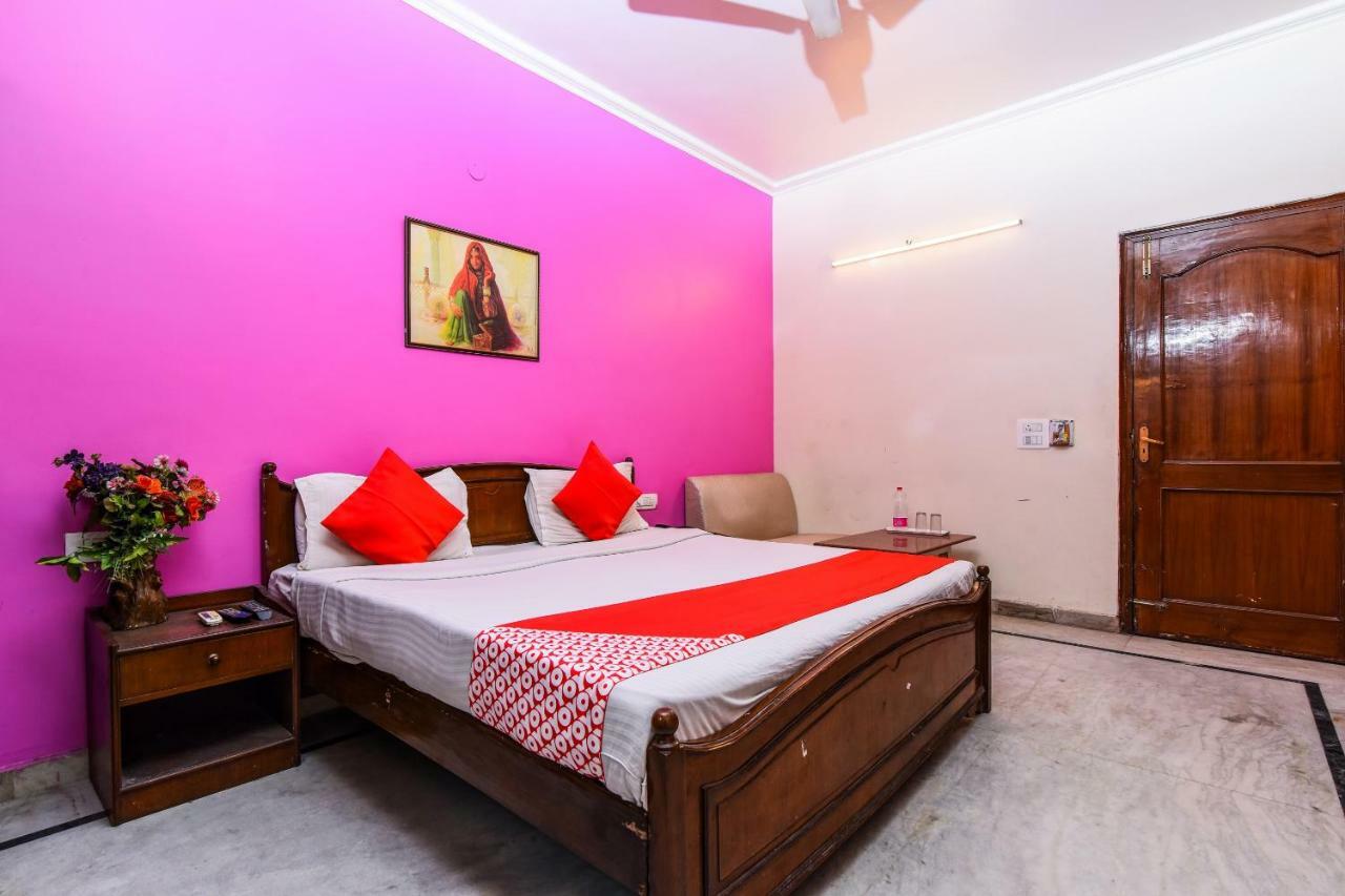 Rahul Palace By Golden Tree Near Metro Station And Ajmal Khan Market Nova Deli Exterior foto